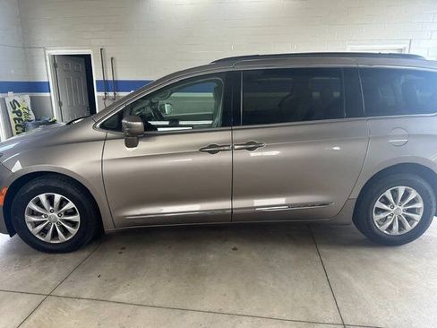 Used 2017 Chrysler Pacifica Touring-L FWD image 4