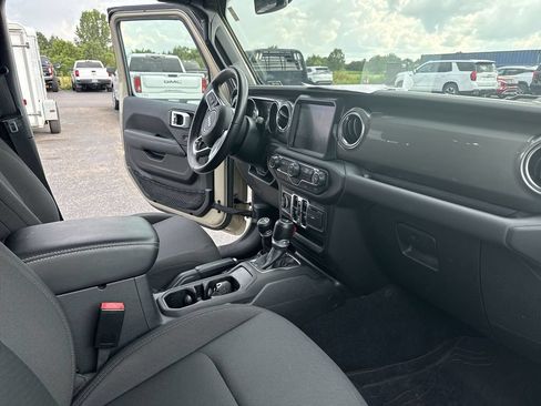 Used 2022 Jeep Gladiator Overland w/ LED Lighting Group AWD/4WD image 35
