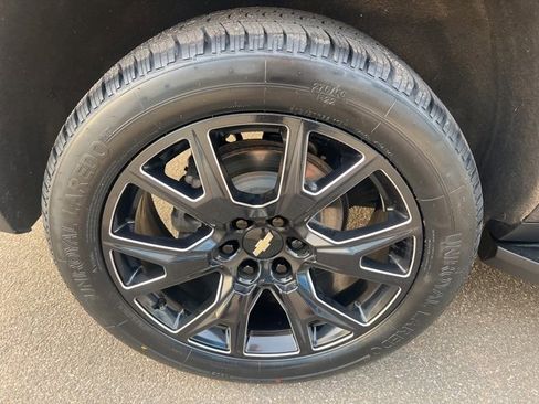 Used 2021 Chevrolet Suburban LT w/ LT Signature Package image 12