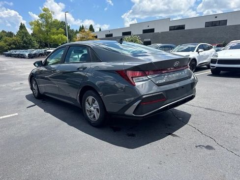 Used 2024 Hyundai Elantra SE FWD image 3