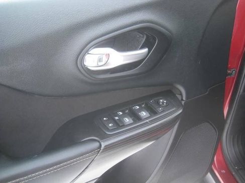 Used 2015 Jeep Cherokee Latitude w/ Cold Weather Group AWD/4WD image 18