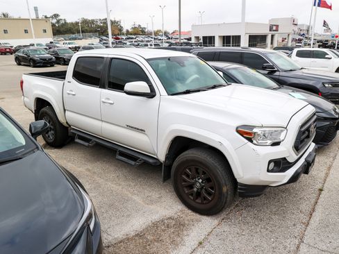 Used 2020 Toyota Tacoma SR5 w/ Technology Package image 7