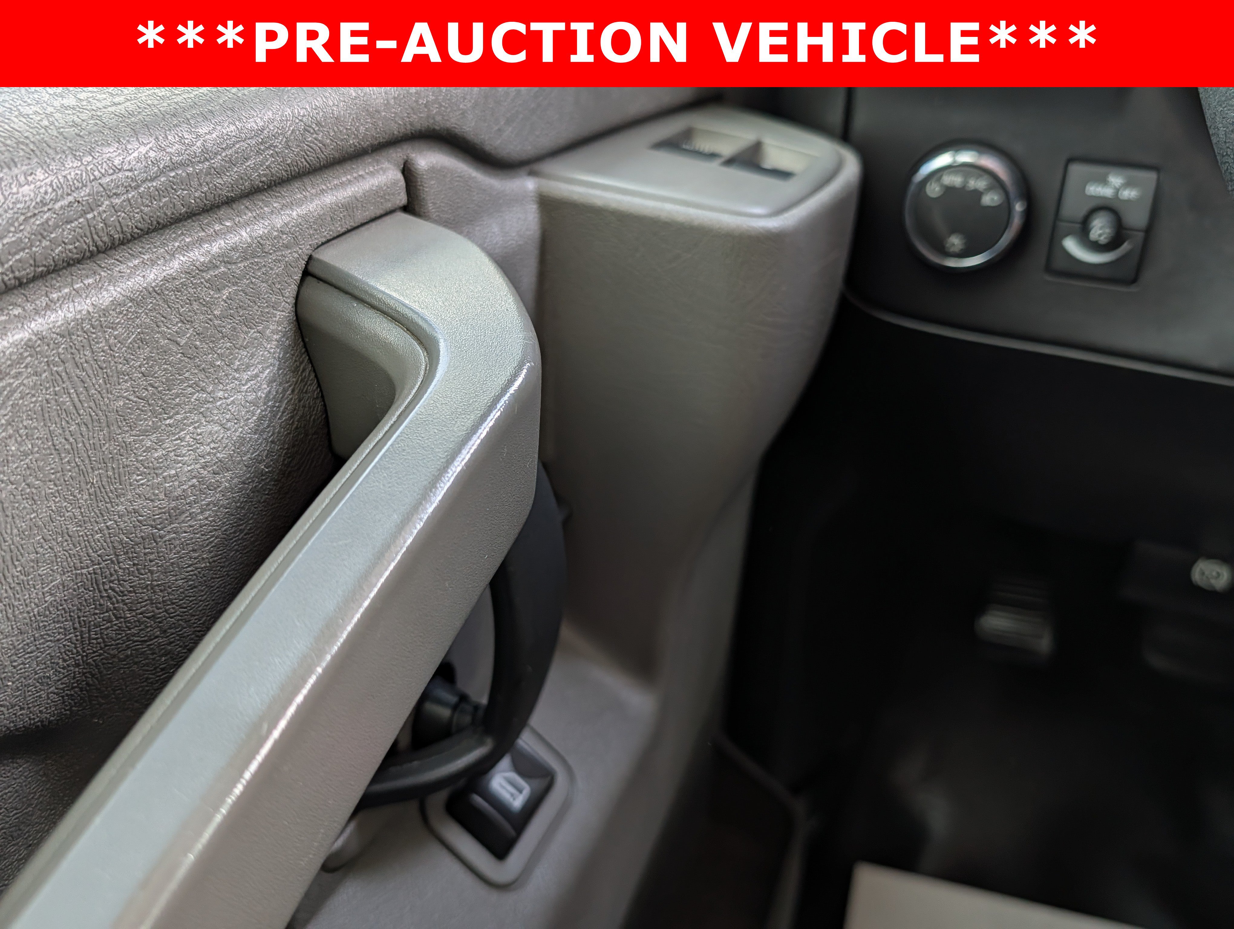 Used 2018 Chevrolet Express 2500 w/ Driver Convenience Package RWD image 21