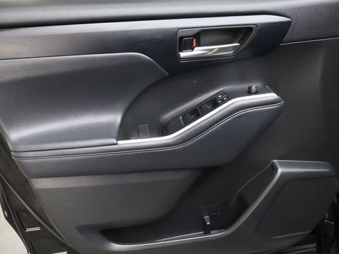 Used 2021 Toyota Highlander XLE image 16