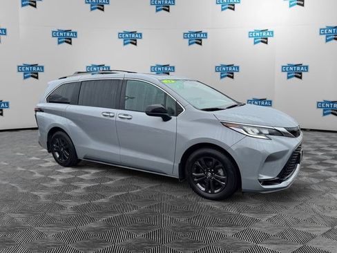 Used 2024 Toyota Sienna XSE w/ XSE Plus Package AWD/4WD image 7