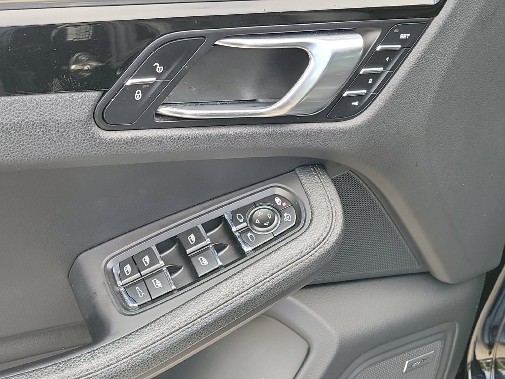Used 2018 Porsche Macan AWD/4WD image 27