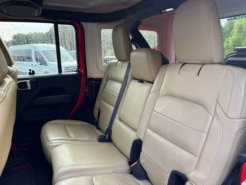 Used 2018 Jeep Wrangler Unlimited Sahara w/ Dual Top Group AWD/4WD image 9