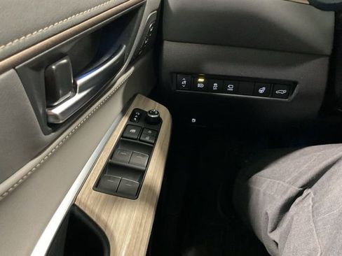 Used 2023 Toyota Venza Limited image 17