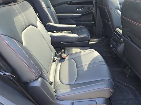 Used 2025 Honda Pilot TrailSport image 21