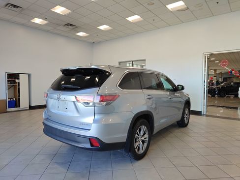 Used 2015 Toyota Highlander XLE AWD/4WD image 3