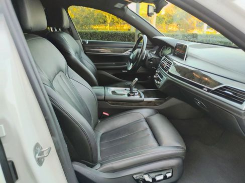 Used 2018 BMW 740i image 17