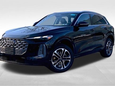 Used 2025 Audi Q5 Premium w/ Convenience Package image 2