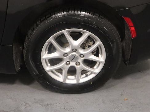 Certified 2024 Chrysler Pacifica Touring-L FWD image 22