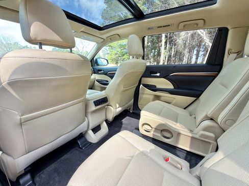 Used 2017 Toyota Highlander Limited Platinum image 14