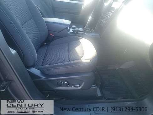 Used 2017 Ford Explorer XLT image 15
