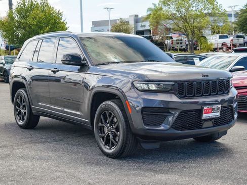 Used 2025 Jeep Grand Cherokee Altitude AWD/4WD image 3
