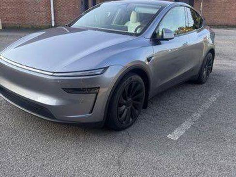 Used 2026 Tesla Model Y Long Range AWD/4WD image 1