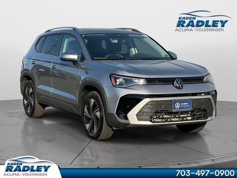 Certified 2025 Volkswagen Taos SE AWD/4WD image 1