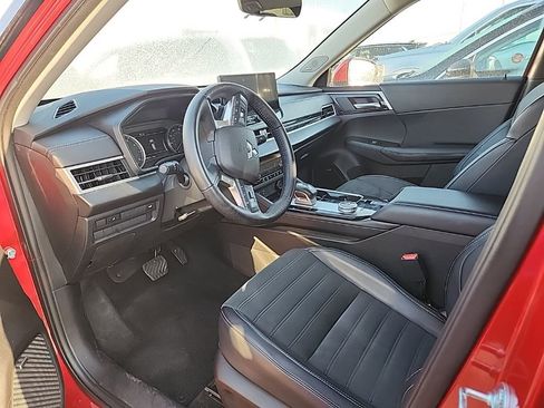 Used 2025 Mitsubishi Outlander AWD image 11