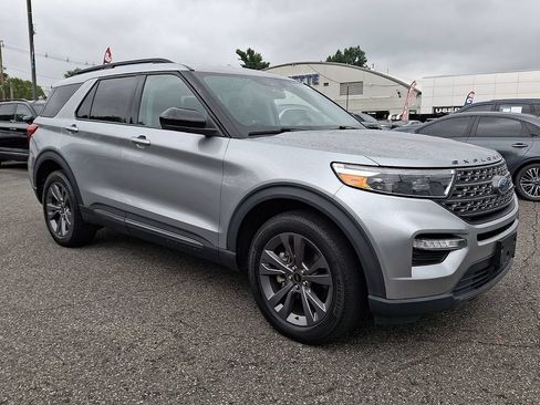 Used 2022 Ford Explorer XLT w/ Equipment Group 202A AWD/4WD image 3