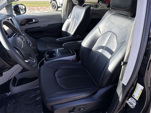 Used 2024 Chrysler Pacifica Touring-L image 19