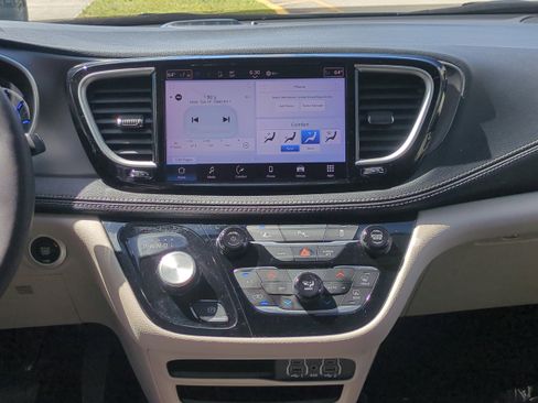 Certified 2023 Chrysler Pacifica Touring-L image 19