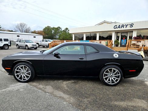 Used 2019 Dodge Challenger SXT image 3