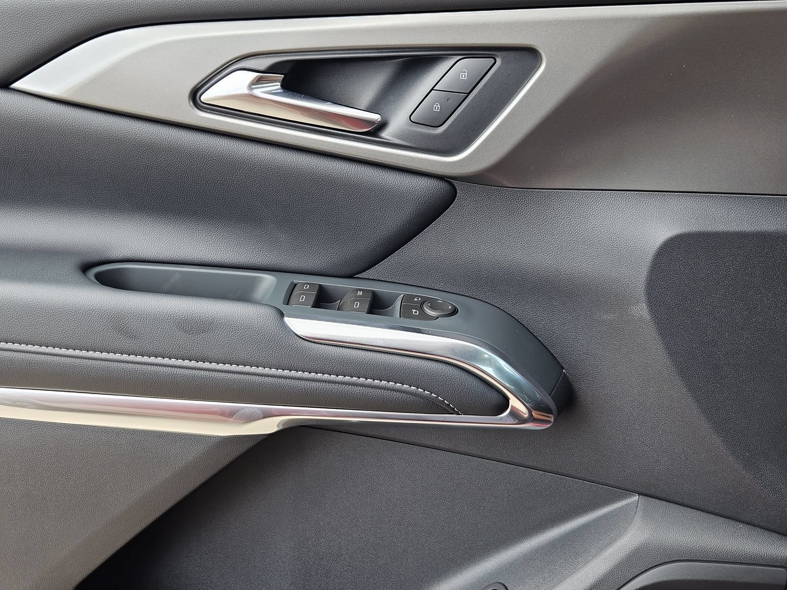 New 2027 Chevrolet Traverse LT w/ Midnight/Sport Edition FWD image 23