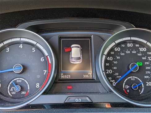 Used 2017 Volkswagen Golf R 4-Door image 34