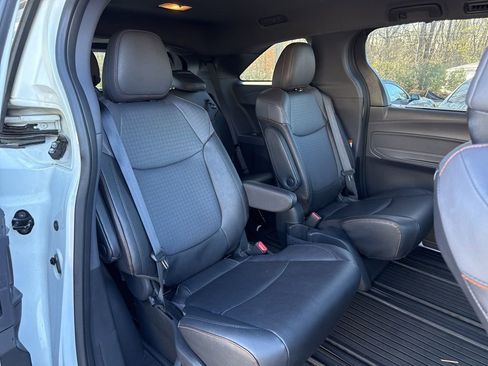Used 2023 Toyota Sienna XSE image 11
