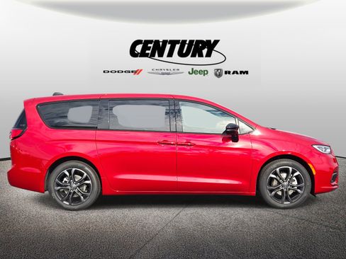 New 2026 Chrysler Pacifica Select image 2