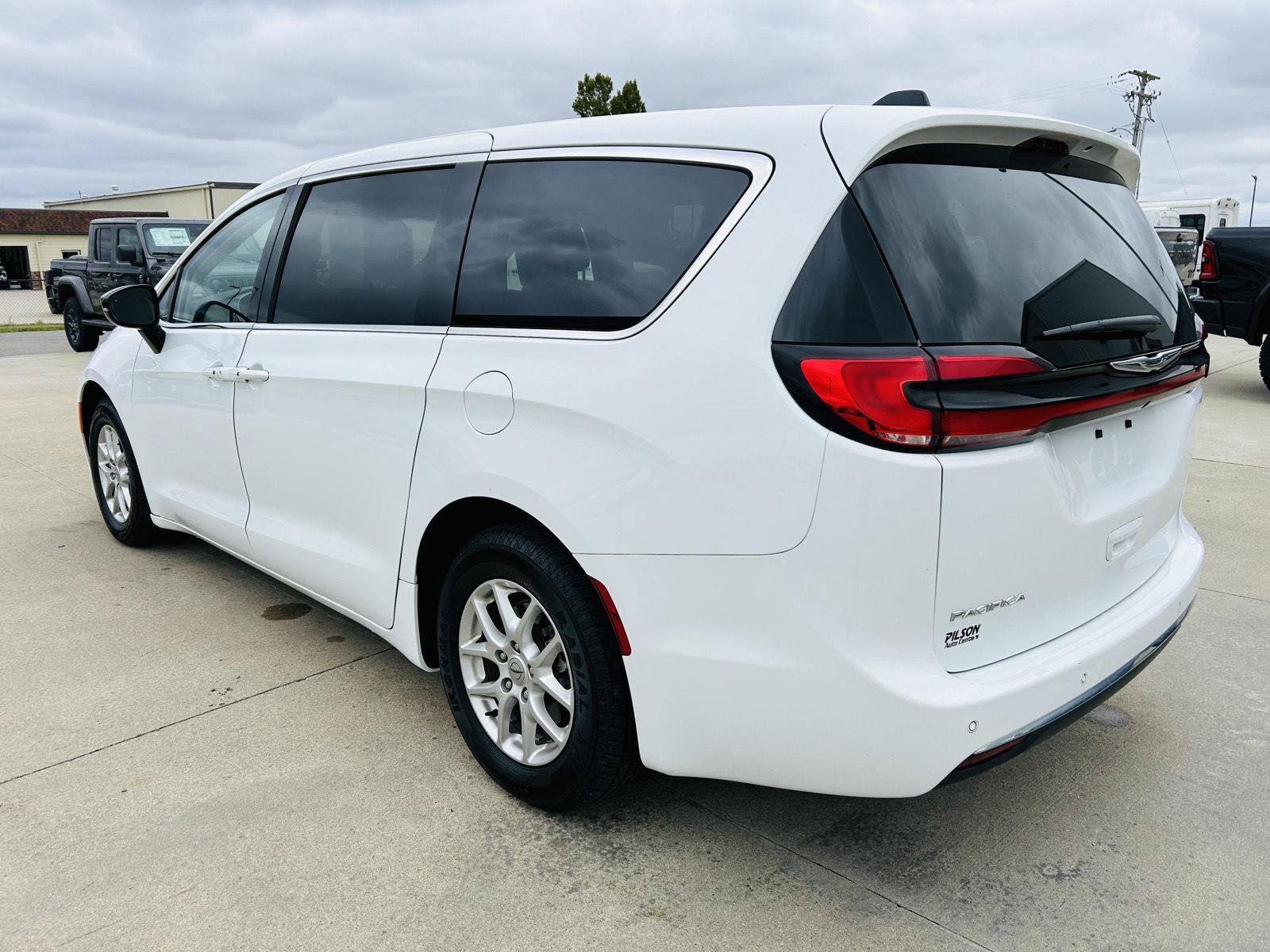 Used 2024 Chrysler Pacifica Touring-L FWD image 37