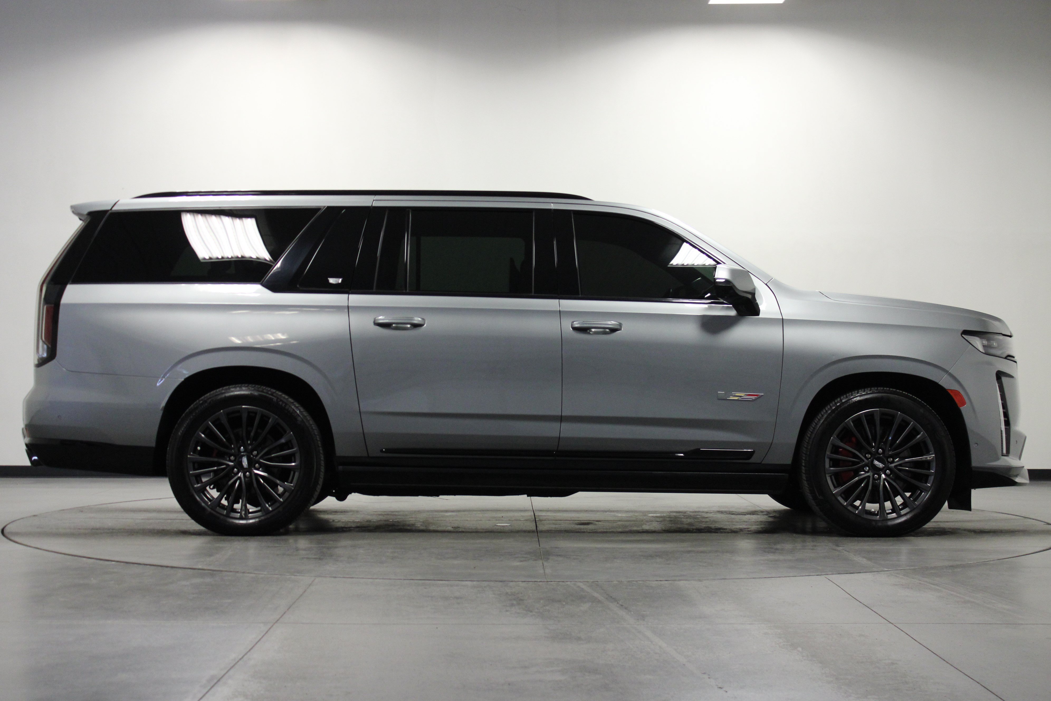 Used 2023 Cadillac Escalade ESV V AWD/4WD image 3