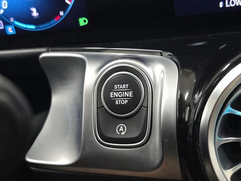 Used 2022 Mercedes-Benz GLB 250 4MATIC image 33