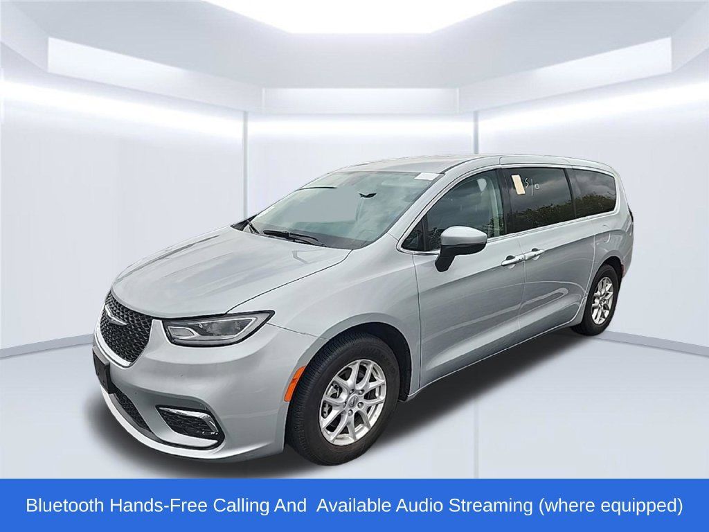 Used 2023 Chrysler Pacifica Touring-L FWD image 7