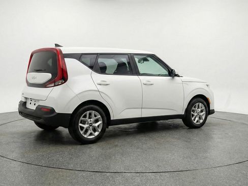 Used 2025 Kia Soul LX w/ LX Technology Package FWD image 9