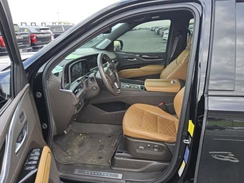 Used 2024 Cadillac Escalade Sport w/ LPO, ONYX Package image 5