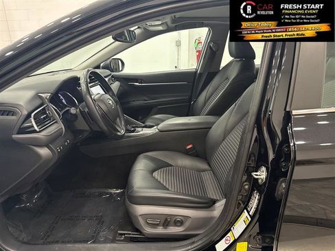 Used 2019 Toyota Camry SE w/ Convenience Package FWD image 11
