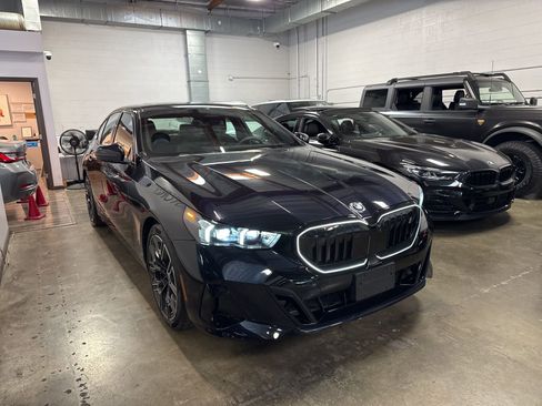 Used 2025 BMW i5 eDrive40i w/ M Sport Package RWD image 3