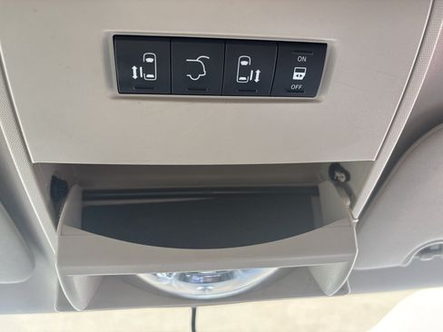 Used 2016 Chrysler Town & Country Touring FWD image 23
