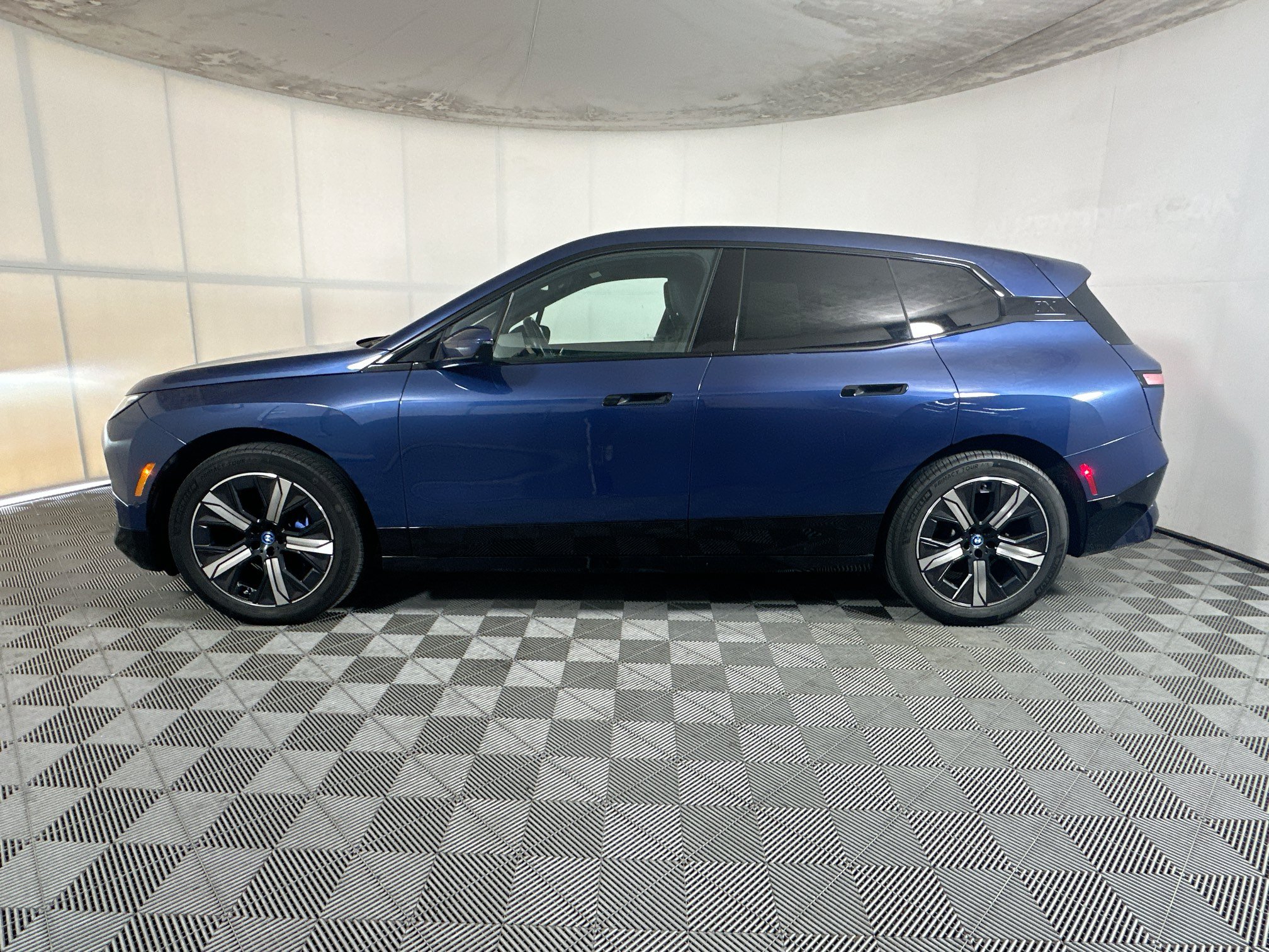 Used 2024 BMW iX xDrive50 w/ Sport Package AWD/4WD image 6
