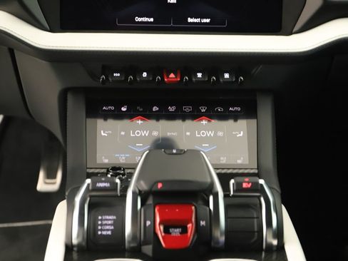 Used 2025 Lamborghini Urus SE AWD/4WD image 21