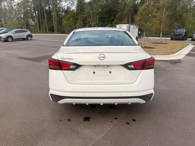 Used 2025 Nissan Altima 2.5 SV FWD image 14