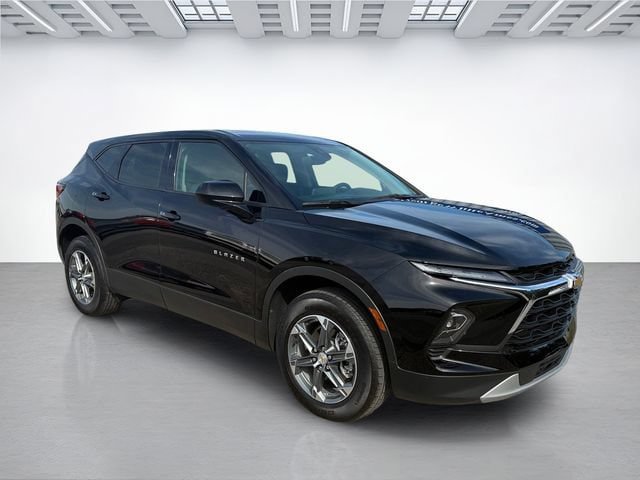 Used 2025 Chevrolet Blazer LT AWD/4WD image 2