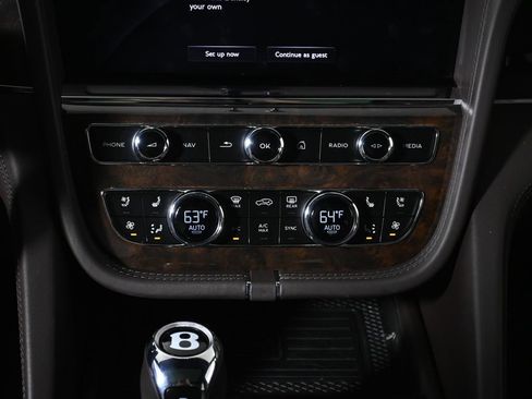 Used 2022 Bentley Bentayga AWD/4WD image 24