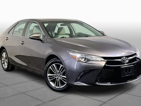 Used 2016 Toyota Camry SE image 2