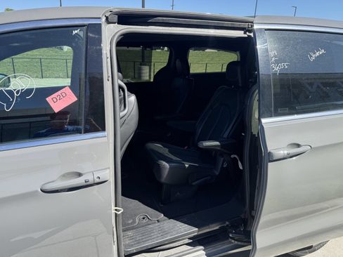 Used 2025 Chrysler Pacifica Select FWD image 6