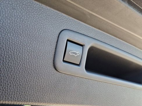Used 2023 Toyota Highlander LE AWD/4WD image 30