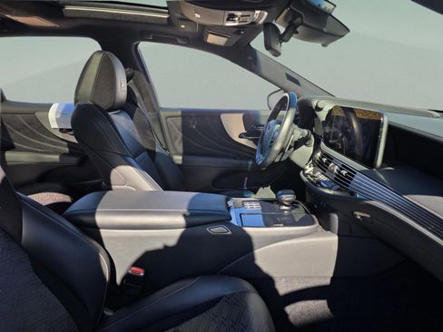 Used 2023 Lexus LS 500 F Sport image 23