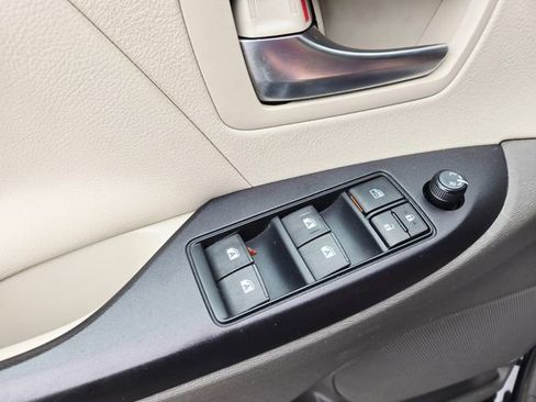 Used 2016 Toyota Sienna LE FWD image 34